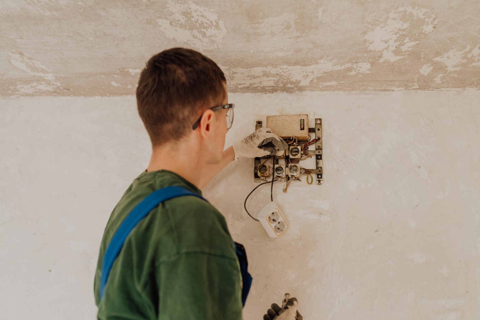 electrician-working-at-electric-panel-2021-10-21-15-10-40-utc – Synergos Consultancy
